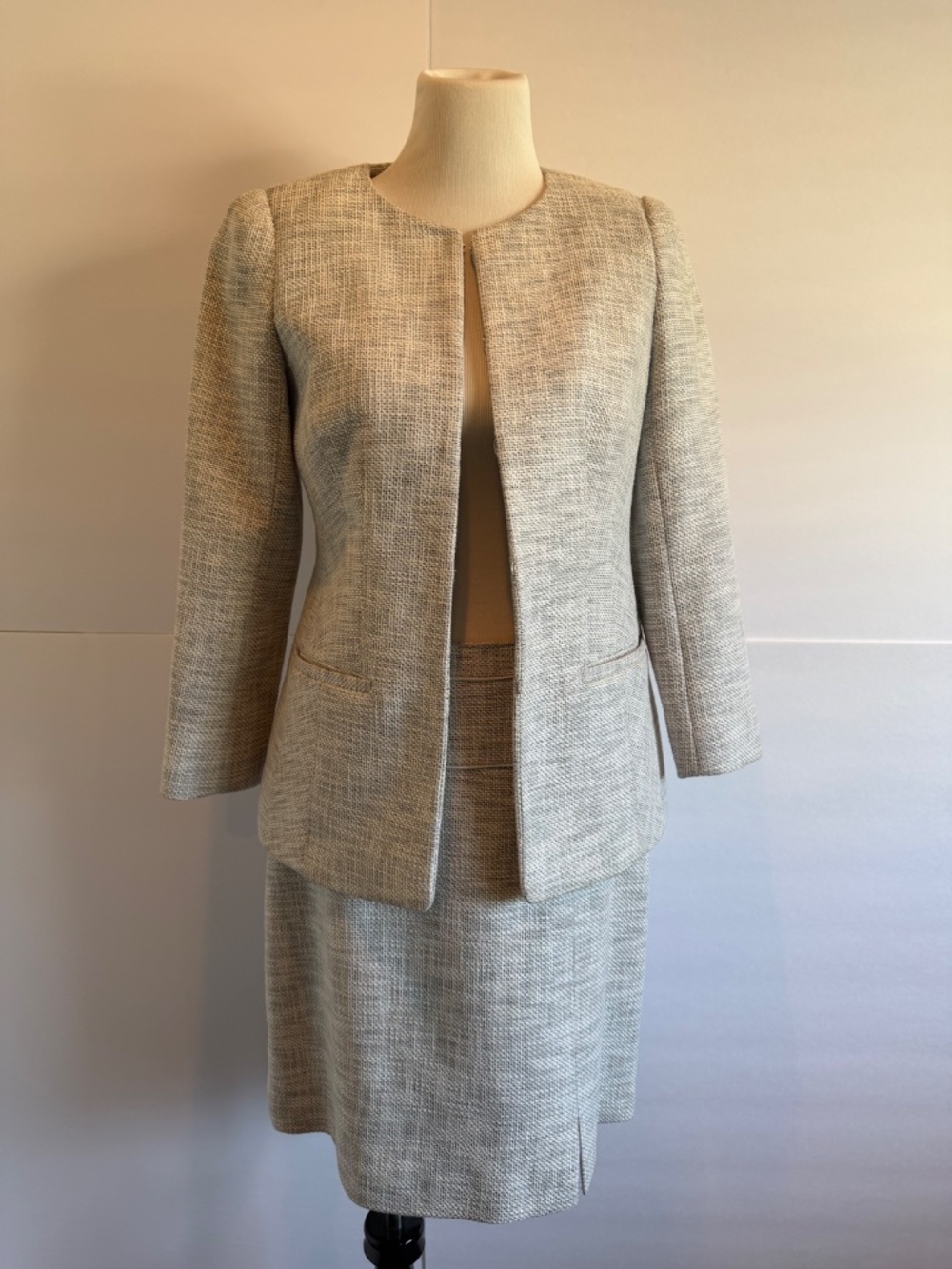 Club Monaco Womans Tailored Coordinating Suit Jacket (Sz 6) and Skirt (Sz 8)